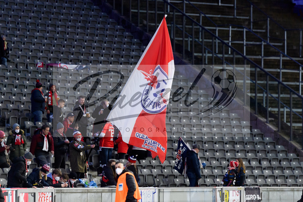 BSCRBL20220220_241 | Fussball, Herren: . Fans von RB Leipzig bei dem Spiel der 1. Bundesliga zwischen Hertha BSC und RB Leipzig im Olypiastadion am 20.02.2022 in Berlin, Deutschland.DFB / DFL REGULATIONS PROHIBIT ANY USE OF PHOTOGRAPHS AS IMAGE SEQUENCES AND/OR QUASI-VIDEO. - Realisiert mit Pictrs.com