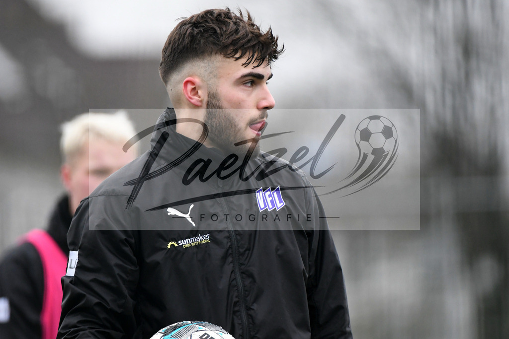 20200226_TRAOSN_0093 | Fussball, Herren: Marc Auge (VFL Osnabrueck U19) schaut waehrend der Trainingseinheit des VfL Osnabrueck im Sportpark Illoshoehe am 26.02.2020 in Osnabrueck, Deutschland. - Realisiert mit Pictrs.com