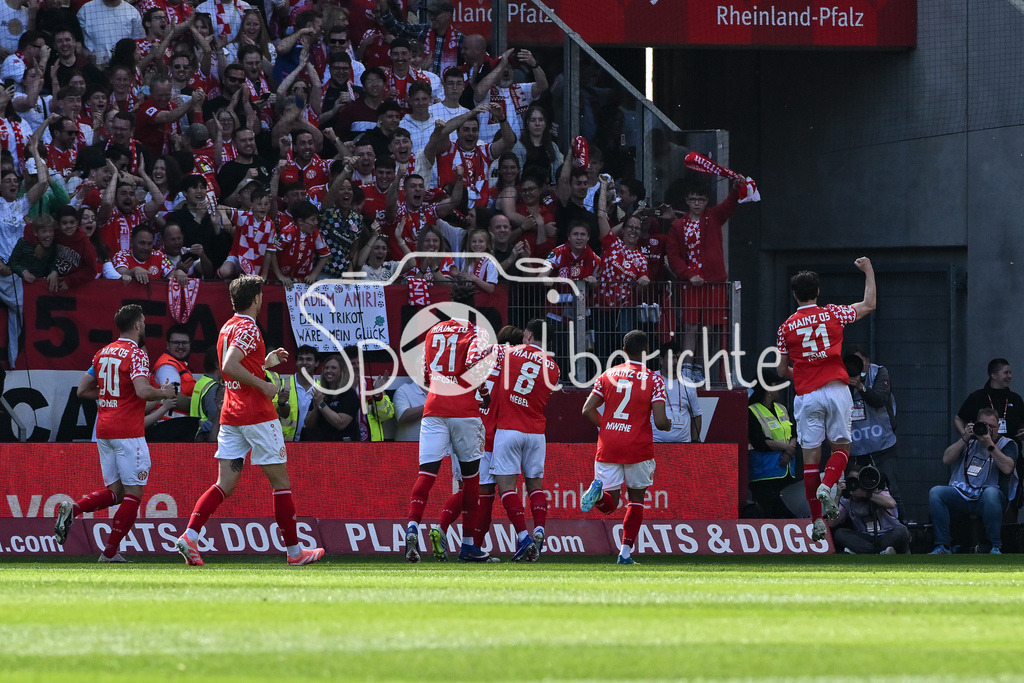 1. FSV Mainz 05 - FC Bayern München | MAINZ, GERMANY - 25. APRIL: Jubel der Hausherren nach dem Treffer zum 1-0 durch Dominik KOHR (1. FSV Mainz 05 31) / Tor / Torschuetze / Freude / Happy während dem Bundesligamatch zwischen dem 1. FSV Mainz 05 und dem FC Bayern München am 31. Spieltag in der MEWA Arena / DFL REGULATIONS PROHIBIT ANY USE OF PHOTOGRAPHS AS IMAGE SEQUENCES AND/OR QUASI-VIDEO
