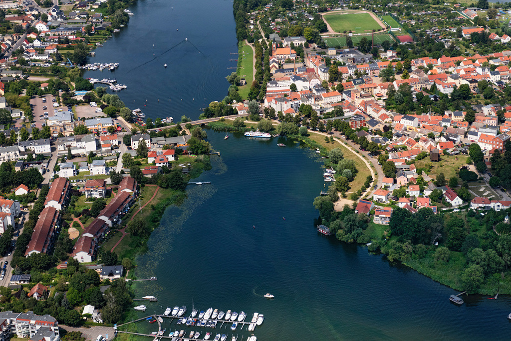 dr__0043235.jpg | WERDER (HAVEL) 20.07.2024 Insel am Ufer des Flußverlaufes der Havel in Werder (Havel) im Bundesland Brandenburg, Deutschland. Weiterführende Informationen bei: Stadt Werder (Havel). // Island on the banks of the river course the Havel in Werder (Havel) in the state Brandenburg, Germany. Further information at: Stadt Werder (Havel). Foto: Daniel Reiter
