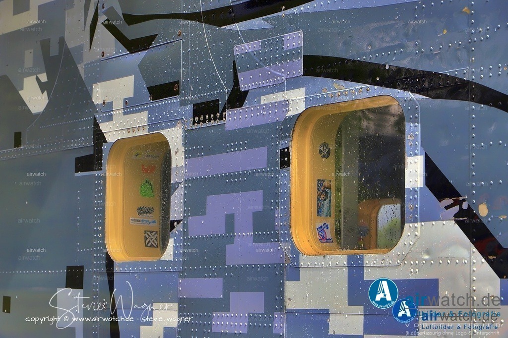 Flying Shoebox - Short S.C.7 Skyvan auf dem Flugplatz Husum-Schwesing | Die Short SC.7 Skyvan, auch als "Flying Shoebox" bekannt, ist ein britisches 19-sitziges Twin-Turboprop-Flugzeug, das erstmals am 17. Januar 1963 geflogen wurde. Es wurde von Short Brothers aus Belfast, Nordirland, hergestellt und verfügt über ein robustes Design mit kurzen Start- und Landefähigkeiten (STOL). Ursprünglich auf Anfrage von F.G. Miles Ltd. für eine Variante des Hurel-Dubois Miles HDM.106 Caravan-Designs wurde der Skyvan von 1960 bis 1986 mit etwas mehr als 150 hergestellten Flugzeugen hergestellt. Die verbleibenden Beispiele werden heute hauptsächlich für Kurzstreckenfracht- und Fallschirmspringen verwendet.