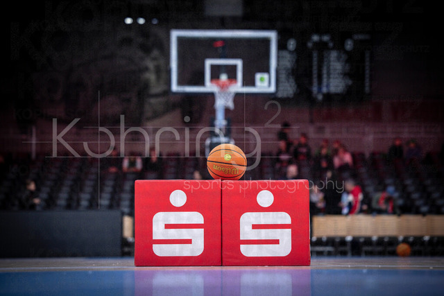 Barmer 2. Basketball Bundesliga ProA: Rheinstars Koeln vs. BBC Bayreuth, 11.01.26 | Köln, 11.01.26 - Impressionen: Ein neuer Sponsor, die Sparkasse KölnBonn präsentiert sich vor dem Spiel der Barmer 2. Basketball Bundesliga ProA: Rheinstars Koeln vs. BBC Bayreuth in der Motor World in Köln.