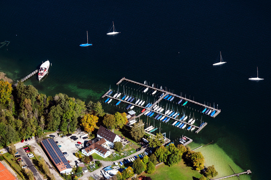 dr__0038736.jpg | TUTZING 11.10.2019 Yachtclub und Yachthafen mit Sportboot- Anlegestellen und Bootsliegeplätzen am Ufer des Starnberger Sees in Tutzing im Bundesland Bayern, Deutschland. Im Hintergrund der Tennisclub. // Pleasure boat marina with docks and moorings on the shore area Possenhofen in Tutzing in the state Bavaria, Germany. Foto: Daniel Reiter