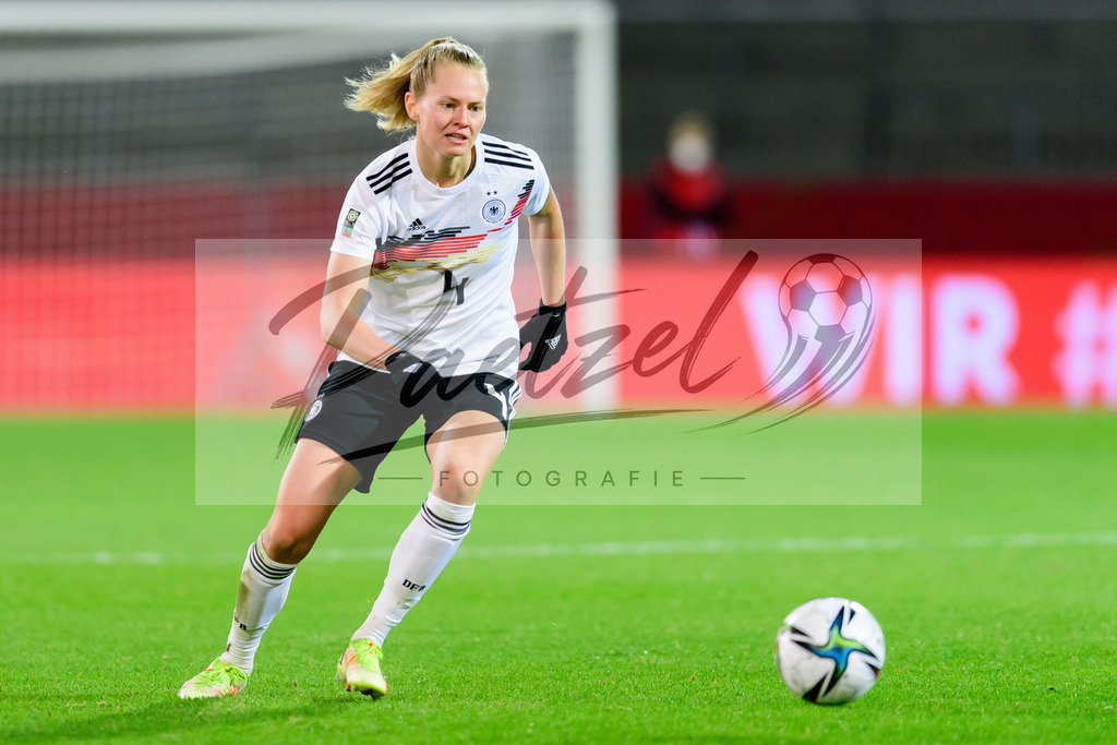 GERTUR20211126_159 | Fussball, Frauen: Maximiliane Rall (Germany) in Aktion, am Ball, Einzelaktion bei dem Spiel der WM-Qualifikation zwischen Deutschland und Tuerkei im Eintracht-Stadion am 26.11.2021 in Braunschweig, Deutschland. - Realisiert mit Pictrs.com