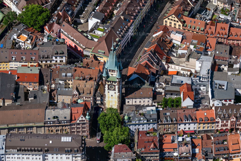 4033421 | FREIBURG IM BREISGAU 30.06.2020 Turm- Bauwerk Martinstor an der Kaiser-Joseph-Straße in der Altstadt in Freiburg im Breisgau im Bundesland Baden-Württemberg, Deutschland. Weiterführende Informationen bei: Stadt Freiburg im Breisgau. // Tower building Martinstor at the former historic city walls in Freiburg im Breisgau in the state Baden-Wurttemberg, Germany. Further information at: Stadt Freiburg im Breisgau. Foto: Gerhard Launer