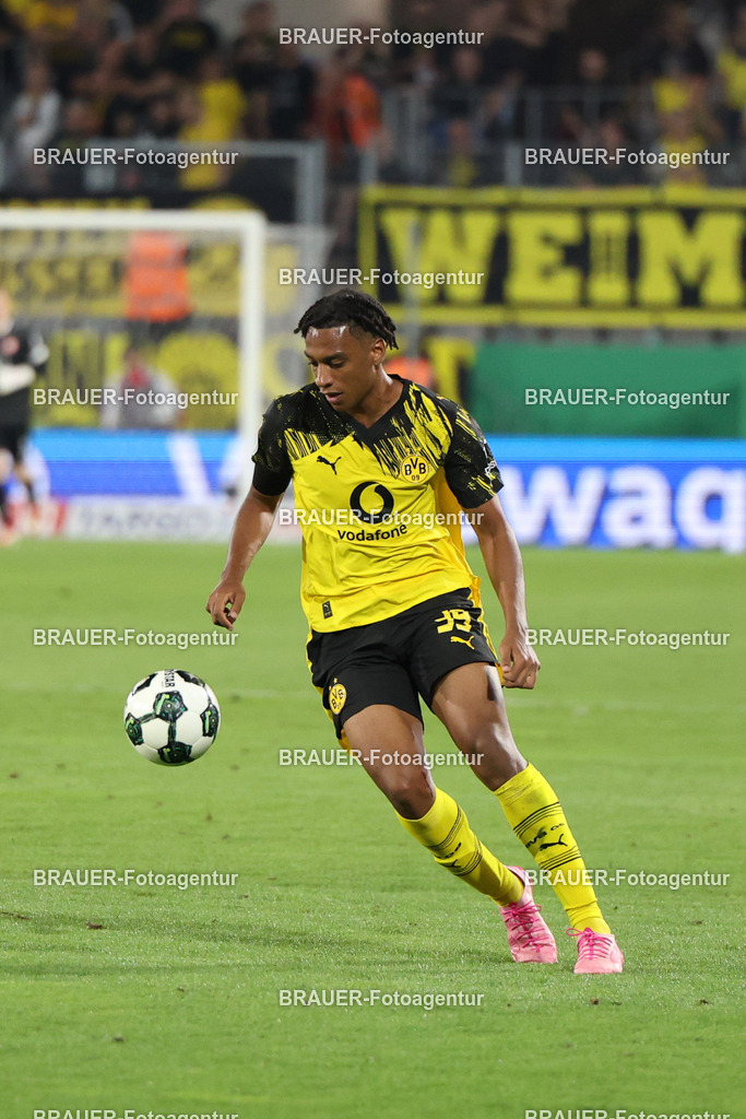 Rot-Weiss Essen - Borussia Dortmund | Essen, Deutschland, 18.08.2025Filippo Mané (Borussia Dortmund) Einzelaktionwährend des DFB Pokal Spiels zwischen Rot-Weiss Essen- Borussia Dortmund im Stadion an der Hafenstraße am 18.08.2025 in Essen. (Foto von Timo Bluhmki-Schmidt/Brauer Fotoagentur