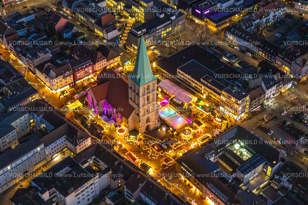 Hamm251201578Weihnachtsmarkt | Luftbild evang. Pauluskirche, Marktplatz, Weihnachtsmarkt mit Eislauffläche, Mitte Stadtbezirk Mitte, Hamm, Ruhrgebiet, Nordrhein-Westfalen, Deutschland