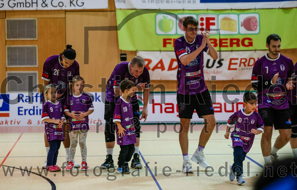 2023-10-14_012_SpVgg_Altenerding_gegen_HSG_Freising_Neufahrn | Erding, Deutschland, 14.10.2023:
Handball, Bezirksoberliga Männer 2023 / 2024, 4. Spieltag, SpVgg Altenerding gegen HSG Freising-Neufahrn, Endergebnis: 27:26

Luis Leitner (SpVgg Altenerding, #26), Tristan Gerhardt (SpVgg Altenerding, #32), Ferdinand Ewald (SpVgg Altenerding, #45), Simon Rüdiger (SpVgg Altenerding, #7)

Foto: Christian Riedel / fotografie-riedel.net