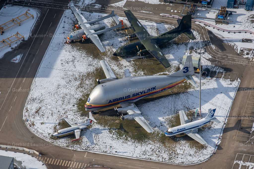 4044532 | HAMBURG 14.02.2021 Winterlich schneebedeckte Werftgelände der Airbus SE mit historischen Transportflugzeugen Super Guppy Airbus Skylink 3, Transall, VFW 614 u.a. im Ortsteil Finkenwerder in Hamburg, Deutschland. Weiterführende Informationen bei: Airbus SE. // Wintry snowy shipyard of the aeronautical company Airbus SE with historic transport aircraft in the district Finkenwerder in Hamburg, Germany. Further information at: Airbus SE. Foto: Gerhard Launer