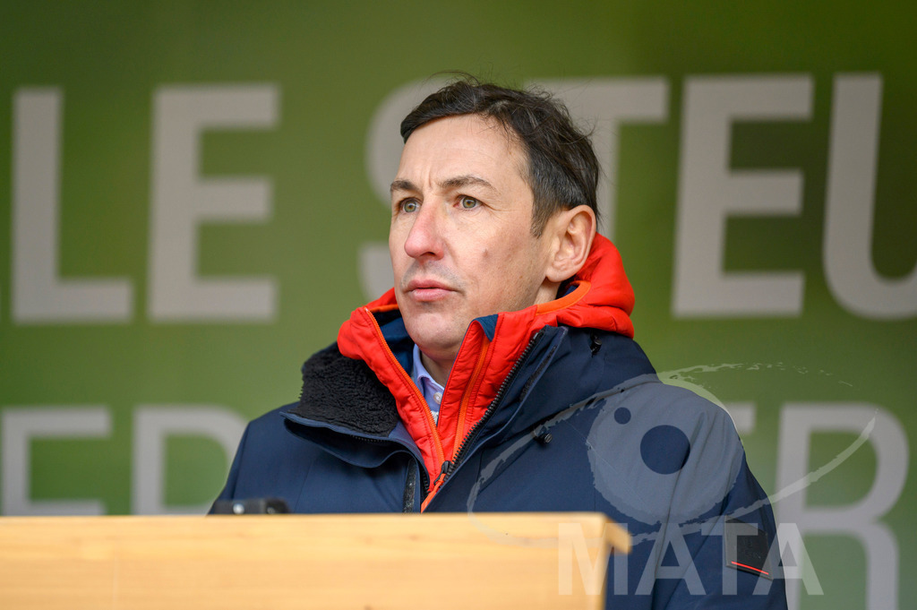 _DWA4470 | Kreisobmann Peter Höfler bei Bauerndemo gegen Agrarpolitik der Bundesregierung  auf dem Straße Obstmarkt und Hauptmarkt . Nürnberg, 08.01.2024 - Realisiert mit Pictrs.com