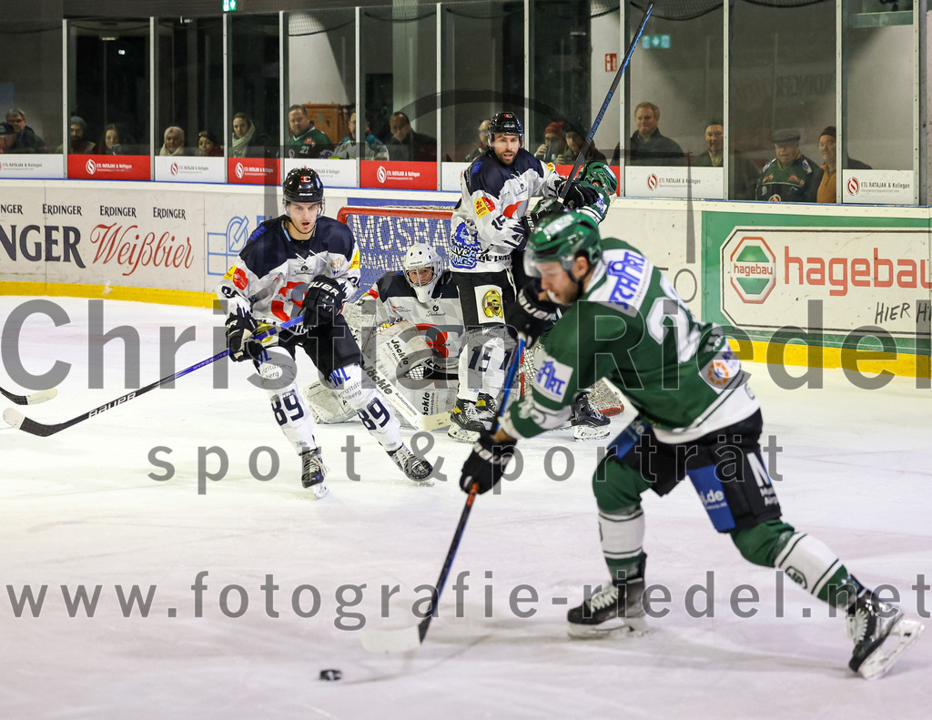 2024-01-26_106_TSV_Erding_gegen_HC_Landsberg | Erding, Deutschland, 26.01.2024:
Eishockey, Bayernliga Vorrunde 2023 / 2024, 28. Spieltag, TSV Erding gegen HC Landsberg, Endergebnis: 6:2

Manuel Müller (HC Landsberg, #89), Jakub Kania (Erding Gladiators, #22)

Foto: Christian Riedel / fotografie-riedel.net