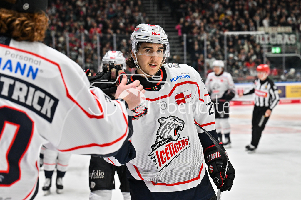 Augsburger Panther - Nürnberg Ice Tigers | AUGSBURG, GERMANY - 28. NOVEMBER: Jubel der Gäaste nach dem Treffer zum 0-3 durch Timo BAKOS (Nürnberg Ice Tigers 22) / Tor / Torschuetze / Freude / Happy / beim Ligaspiel zwischen den Augsburger Panthern und den Nürnberg Ice Tigers am 23. Spieltag der Penny DEL im Curt Frenzel Stadion