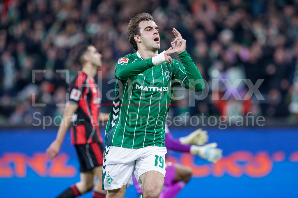 Fussball, Bundesliga, SV Werder Bremen - Eintracht Frankfurt | Torschütze Jovan Milosevic (SV Werder Bremen, 19) mit Torjubel, Jubel, jubeln, jubelt, optimistisch, Spielszene, Highlight, Freude über das Tor zum 3:2, Portrait, Nahaufnahme, Einzelfoto, Einzelbild, DIE DFL-RICHTLINIEN UNTERSAGEN JEGLICHE NUTZUNG VON FOTOS ALS SEQUENZBILDER UND/ODER VIDEOÄHNLICHE FOTOSTRECKEN. DFL REGULATIONS PROHIBIT ANY USE OF PHOTOGRAPHS AS IMAGE SEQUENCES AND/OR QUASI-VIDEO.