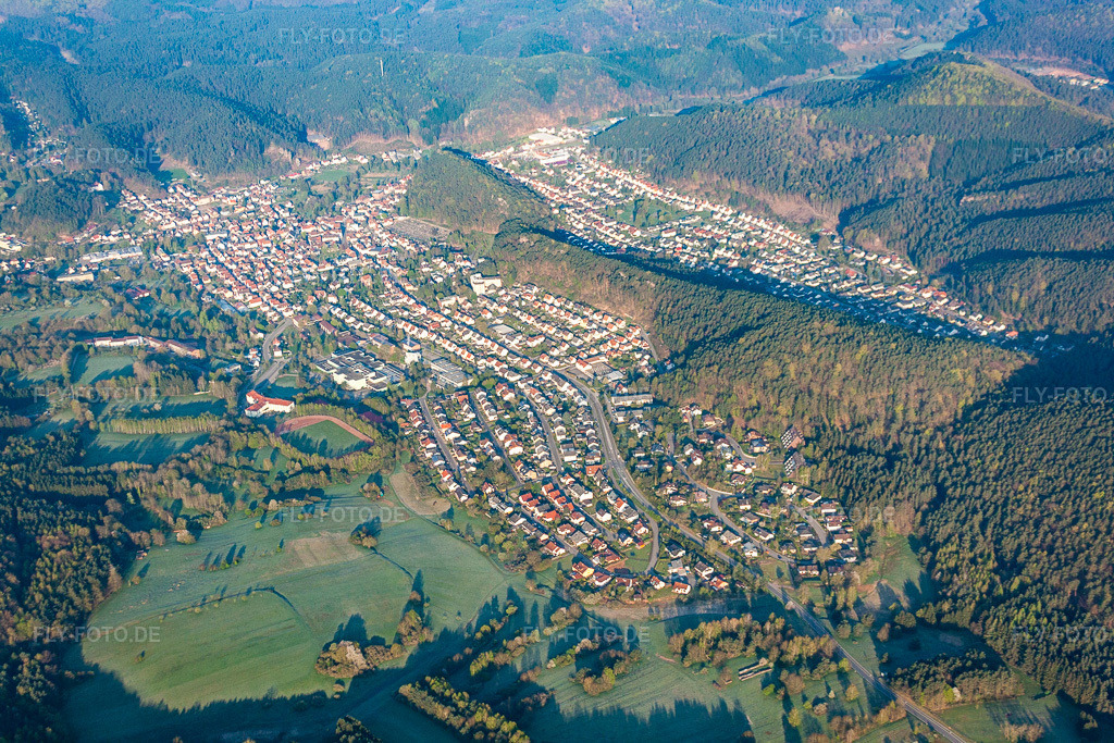 Luftbild: Ortsansicht in Dahn im Bundesland Rheinland-Pfalz in Deutschland. Foto: IMG_39634.jpg vom 16.04.2011 durch Werner Riehm/FLY-FOTO.de