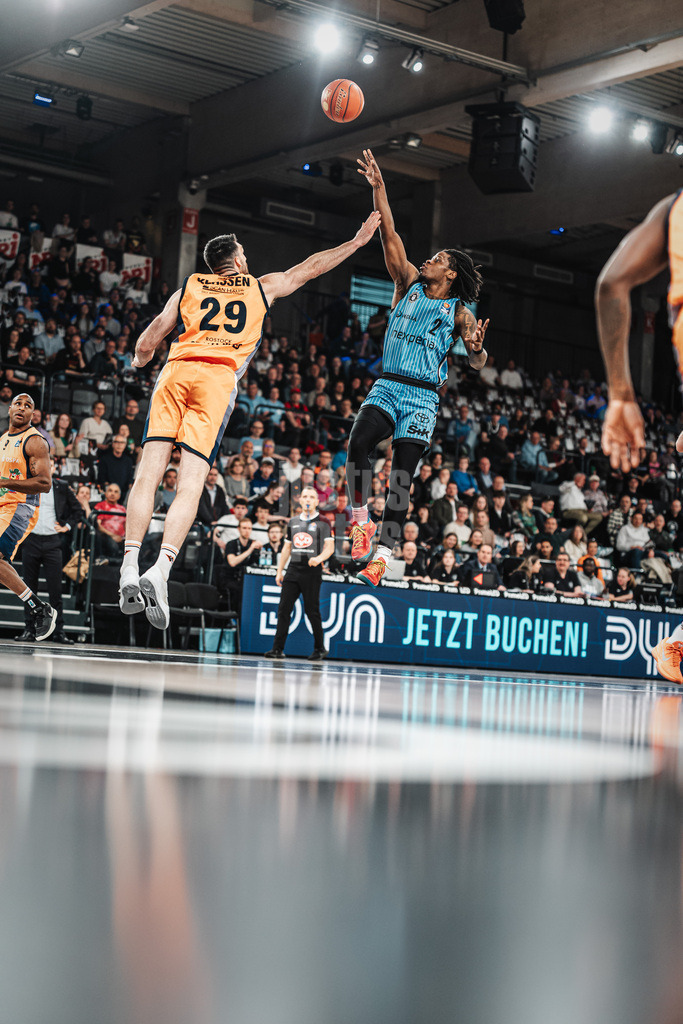 Basketball | Männer | Saison 2025/2026 | easyCredit Basketball Bundesliga | 13. Spieltag | Veolia Towers Hamburg vs. Rostock Seawolves | 22.04.2026 | v.l. Owen Klassen (#29, Rostock Seawolves) gegen Leonard Thorpe Jr. (#2, Veolia Towers Hamburg)