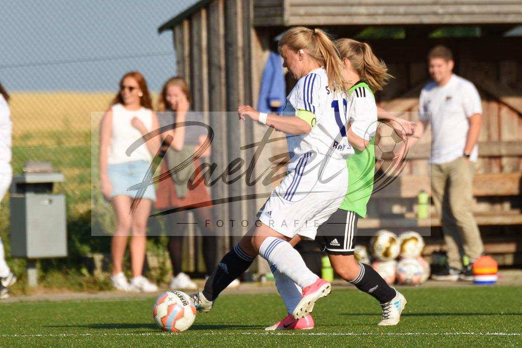 20180811_BORBEL_0008 | Fußball, Frauen:   beim Spiel der 1. Kreisklasse zwischen SG Borgloh/Kloster Oesede vs. SVC Belm-Powe am 11.08.2018 auf dem Kunstrasenplatz Borgloh in Borgloh, Deutschland.(Foto von Nico Paetzel) - Realisiert mit Pictrs.com