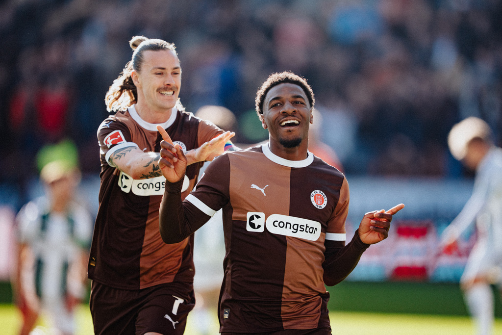 FCS02425 (2) | Der offizielle Shop für FC St. Pauli Fotos. Wähle aus Spielszenen & Fanmomenten dein FCSP Wunschformat. Wir liefern Millerntor-Atmosphäre.