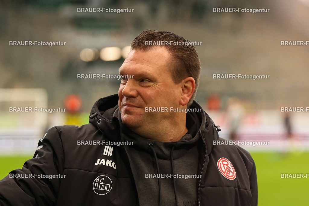 Rot-Weiss Essen - 1.Fc Schweinfurt | Essen, Deutschland, 02.11.2025 Uwe Koschinat (Rot-Weiss Essen) schaut während des 3.Liga Spiels zwischen  Rot-Weiss Essen und 1.Fc Schweinfurt am 02.11.2025 im Stadion an der Hafenstraße in Essen. (Foto von Timo Bluhmki-Schmidt/Brauer Fotoagentur