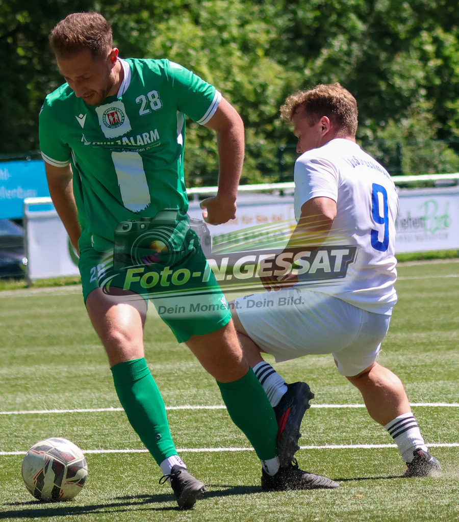 TuS Bruchmühlen - Bünder SV | Auf dem Bild zu sehen: weiß TuS Bruchmühlen: Kai Volkmer ; grün Bünder SV: Niklas PreißTuS Bruchmühlen, Bünder SV, Saison 25/26, Kreisliga A, Bruchmühlen, Deutschland - Realisiert mit Pictrs.com