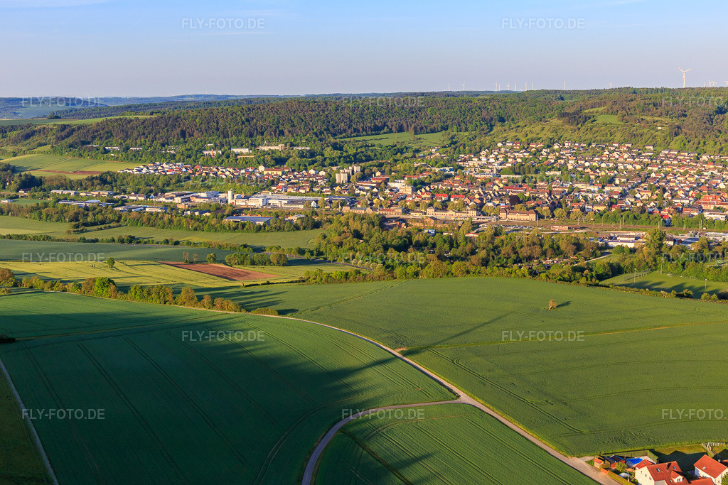 Luftbild: Ortsansicht aus Nordwesten am Morgen im Taubertal im Ortsteil Lauda in Lauda-Königshofen im Bundesland Baden-Württemberg in Deutschland. Foto: IMG_146303.jpg vom 10.05.2025 durch Werner Riehm/FLY-FOTO.de