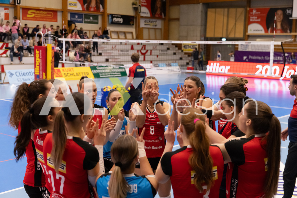 Volleyball I Frauen I Saison 2025-2026 I Volleyball NLA | Women I 1/2 Finals I  VC Kanti Schaffhausen - Sm'Aesch Pfeffingen I 18.03.2026 | VC Kanti Schaffhausen Spielerinnenkreis - Realisiert mit Pictrs.com