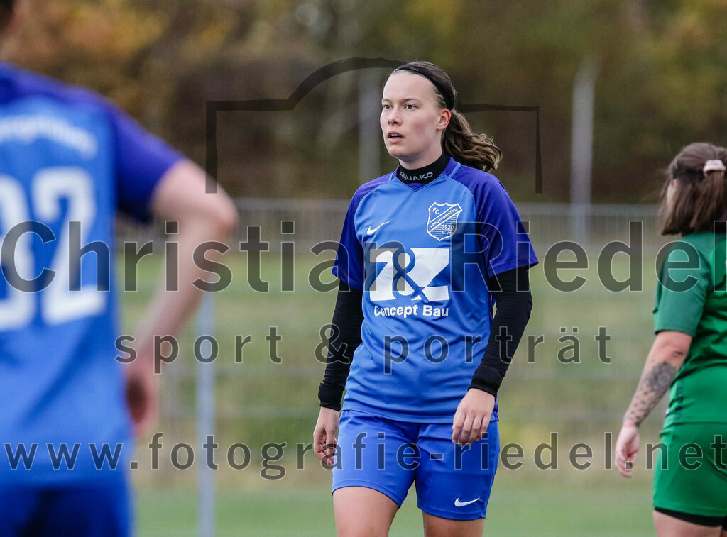 2023-11-19_072_FC_Langengeisling_gegen_FC_Forstern_II | Erding, Deutschland, 19.11.2023:
Fußball, Bezirksoberliga 2023 / 2024, 12. Spieltag, FC Langengeisling gegen FC Forstern II, Endergebnis: 3:0

Lisa Mayer (FC Langengeisling, #6)

Foto: Christian Riedel / fotografie-riedel.net