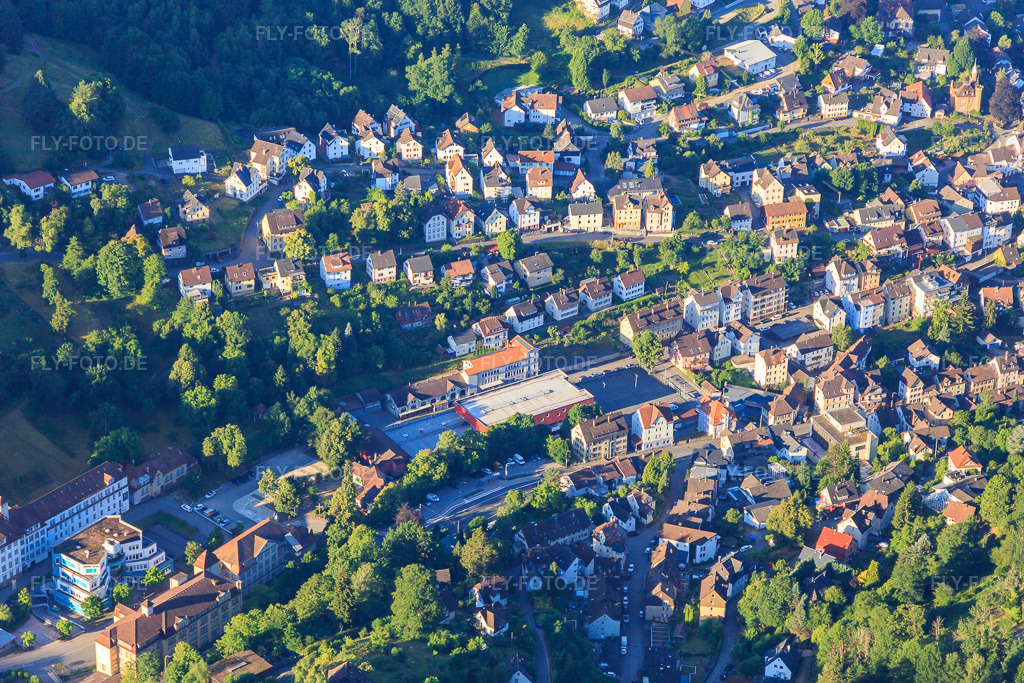 Luftbild: Autosammlung Steim in Schramberg im Bundesland Baden-Württemberg in Deutschland. – Foto: IMG_149148.jpg vom 29.06.2025 durch Werner Riehm/FLY-FOTO.de – Auflösung des Originals: 5472 x 3648 px – Die Autosammlung mit über 100 Oldtimern in Schramberg - Autosammlung Steim Schramberg