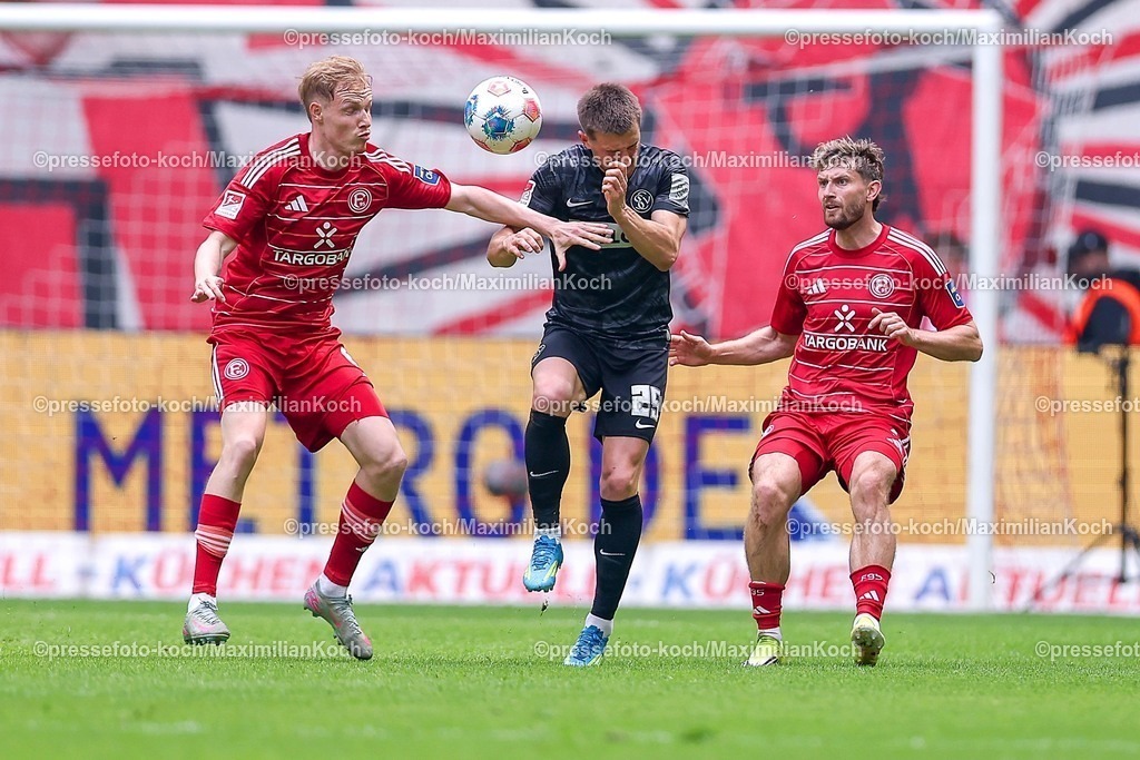 F9510052601020 | 10.05.2026, Fußball, Fortuna Düsseldorf - SV 07 Elversberg, 2. Fußball Bundesliga, Herren, Merkur Spiel-Arena, 33. Spieltag, Saison 2025 2026: Lukas Petkov&nbsp;(Elversberg #25) im Zweikampf gegen  Giovanni Haag&nbsp;(Fortuna Düsseldorf #06) Giovanni Haag&nbsp;(Fortuna Düsseldorf #06)  DFB regulations prohibit any use of photographs as image sequences and or quasi-video.