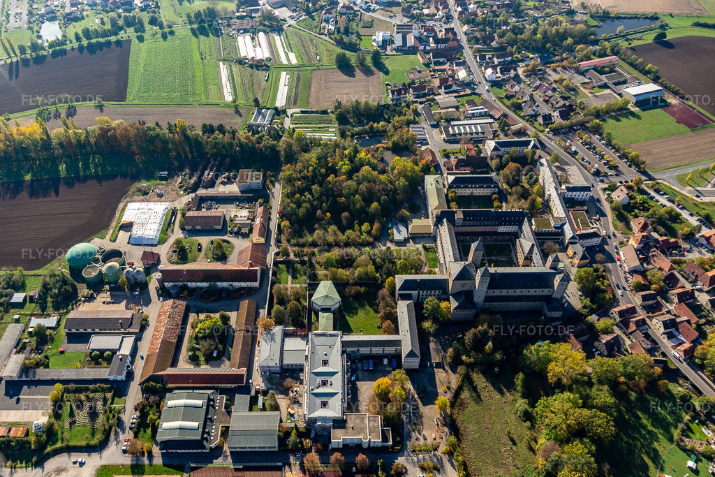 Luftbild: Abtei Münsterschwarzach am Main im Ortsteil Stadtschwarzach in Schwarzach im Bundesland Bayern in Deutschland. Foto: IMG_119597.jpg vom 26.10.2019 durch Werner Riehm/FLY-FOTO.de