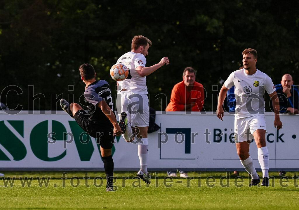 2023-08-08_015_FC_Moosinning_gegen_FC_Langengeisling | Moosinning, Deutschland, 08.08.2023:
Fußball, Bezirksliga Oberbayern Ost 2023 / 2024, 3. Spieltag, FC Moosinning gegen FC Langengeisling, Endergebnis: 0:4

Maximilian Hintermaier (FC Langengeisling, #13), Mats Behrens (FC Moosinning, #16), Luis Haumann (FC Moosinning, #4)

Foto: Christian Riedel / fotografie-riedel.net