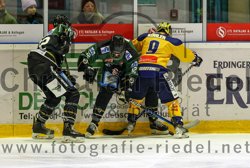 2022-10-30_022_TSV_Erding_gegen_ESC_Riverrats_Geretsried | Erding, Deutschland, 30.10.2022:
Eishockey, Bayernliga 2022 / 2023, 9. Spieltag, TSV Erding gegen ESC Riverrats Geretsried, Endergebnis: 3:5

Christoph Furtner (Erding Gladiators, #22), Dominik Wagner (Erding Gladiators, #12), Martin Köhler (ESC Riverrats Geretsried, #9)

Foto: Christian Riedel / fotografie-riedel.net