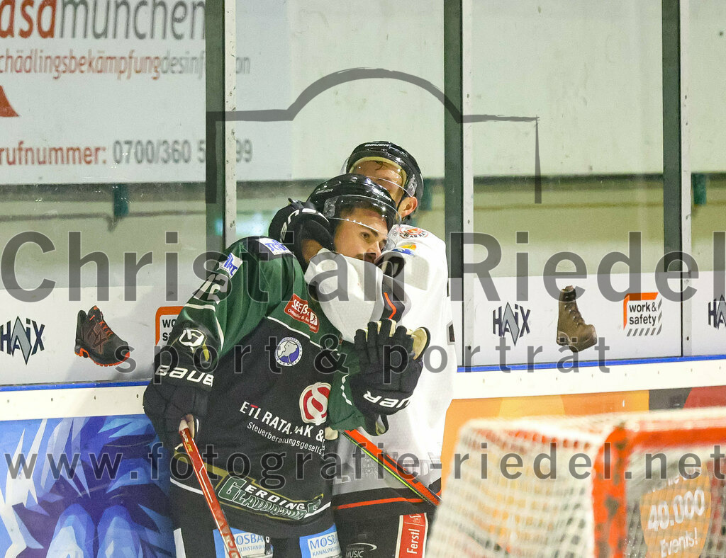 2022-09-30_061_TSV_Erding_gegen_EV_Dingolfing | Erding, Deutschland, 30.09.2022:
Eishockey, Bayernliga 2022 / 2023, Testspiel, TSV Erding gegen EV Dingolfing, Endergebnis: 3:4

Leon Abstreiter (Erding Gladiators, #72), Jonas Penzkofer (EV Dingolfing, #69)

Foto: Christian Riedel / fotografie-riedel.net