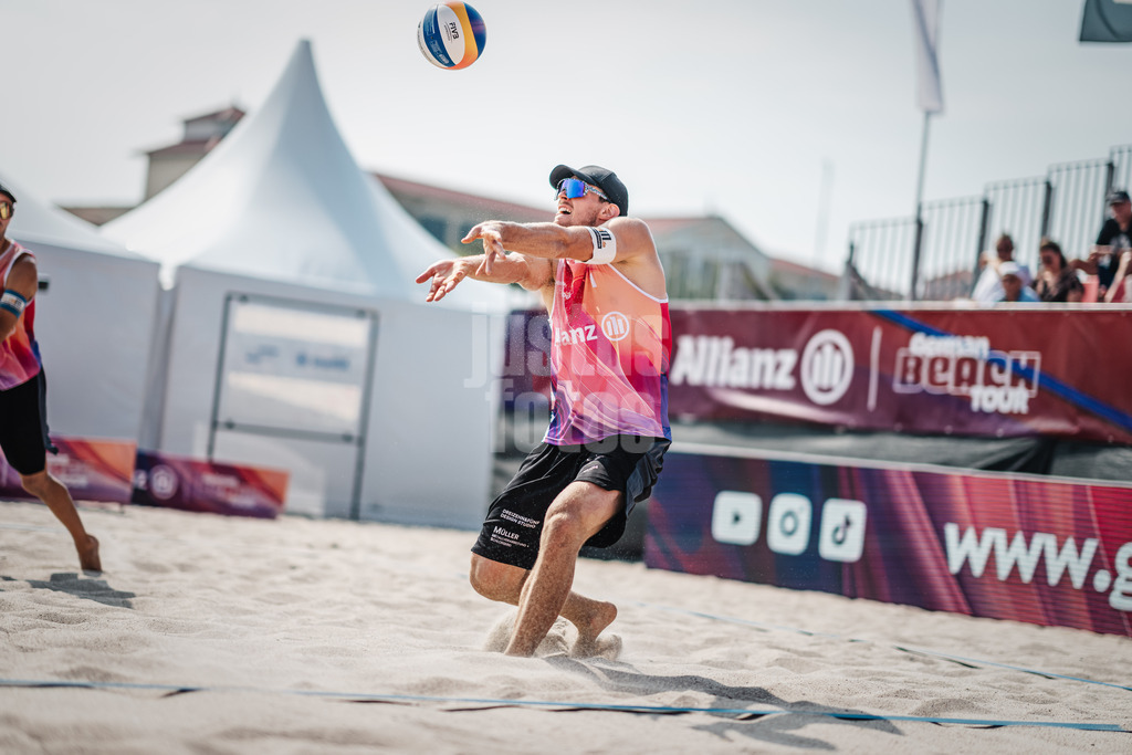 Beachvolleyball | Männer | Allianz German Beach Tour 2024 | Tourstop Kühlungsborn 2 | 15.08.2024 | Richard Peemüller nimmt den Ball an