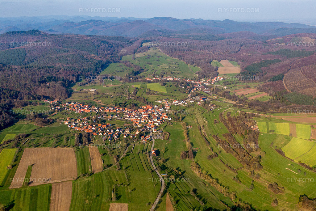 Aerial view: Agricultural fields and arable land in Wingen in the state Bas-Rhin, France. – Photo: IMG_086689.jpg taken on 03/26/2016 by Werner Riehm/FLY-FOTO.com – Resolution of the original: 5472 x 3648 px