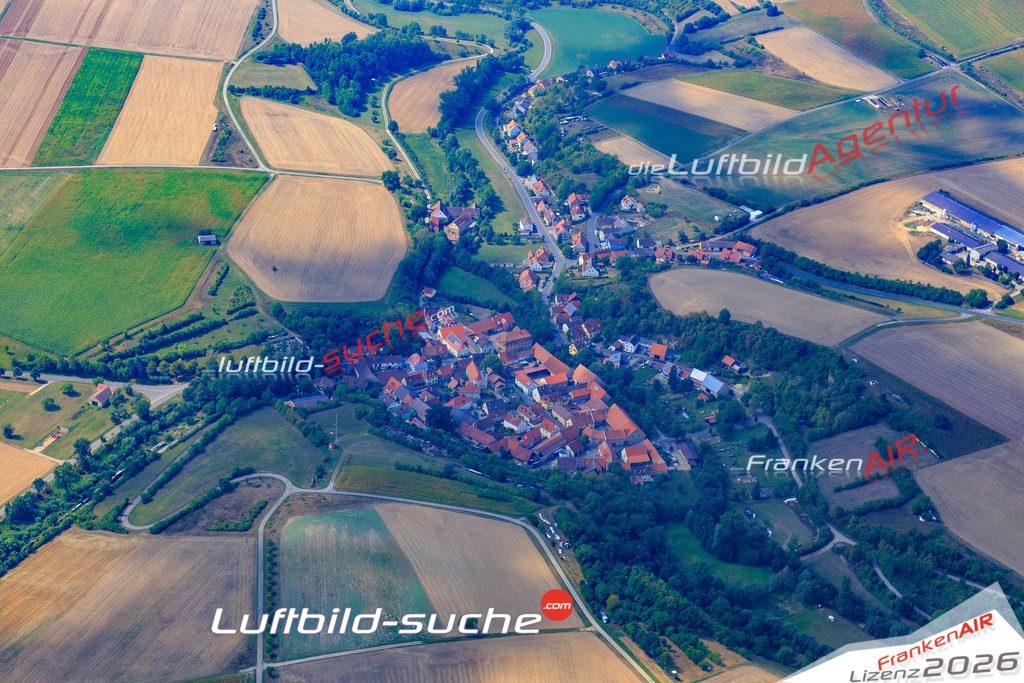 Die Luftaufnahme der Stadt Willanzheim wurde vom UL-Flugzeug heraus erstellt ( keine Drohne )- hohe Auflösung für beste Qualität
