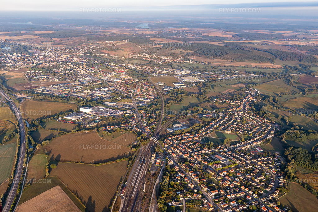 Aerial view: Reding in Réding in the state Moselle, France. – Photo: IMG_117810.jpg taken on 09/14/2019 by Werner Riehm/FLY-FOTO.com – Resolution of the original: 5472 x 3648 px