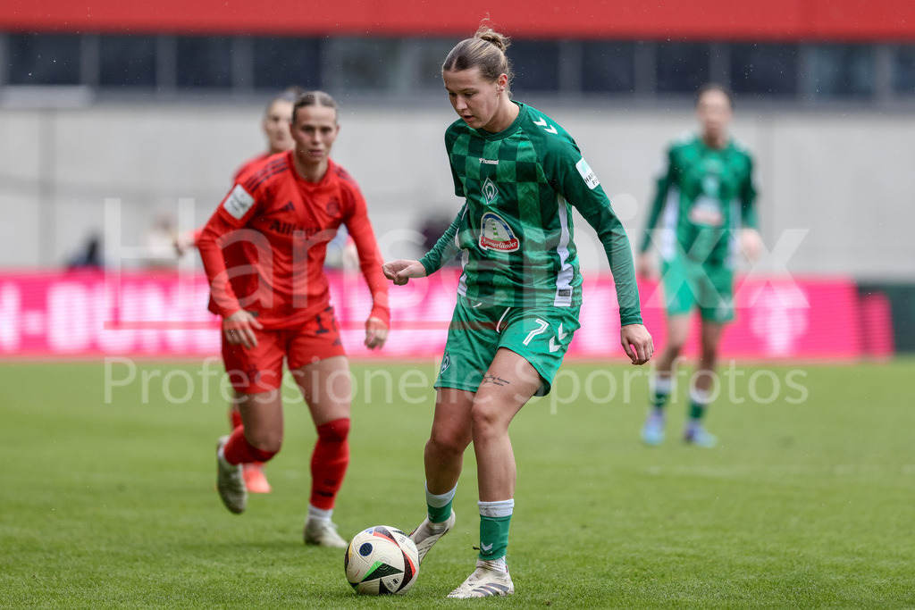 Fussball, Google Pixel Frauen-Bundesliga, FC Bayern München - SV Werder Bremen | v.li.: Larissa Mühlhaus (SV Werder Bremen, 7) am Ball, Einzelbild, Ganzkörper, Aktion, Action, Spielszene, DIE DFB-RICHTLINIEN UNTERSAGEN JEGLICHE NUTZUNG VON FOTOS ALS SEQUENZBILDER UND/ODER VIDEOÄHNLICHE FOTOSTRECKEN. DFB REGULATIONS PROHIBIT ANY USE OF PHOTOGRAPHS AS IMAGE SEQUENCES AND/OR QUASI-VIDEO.