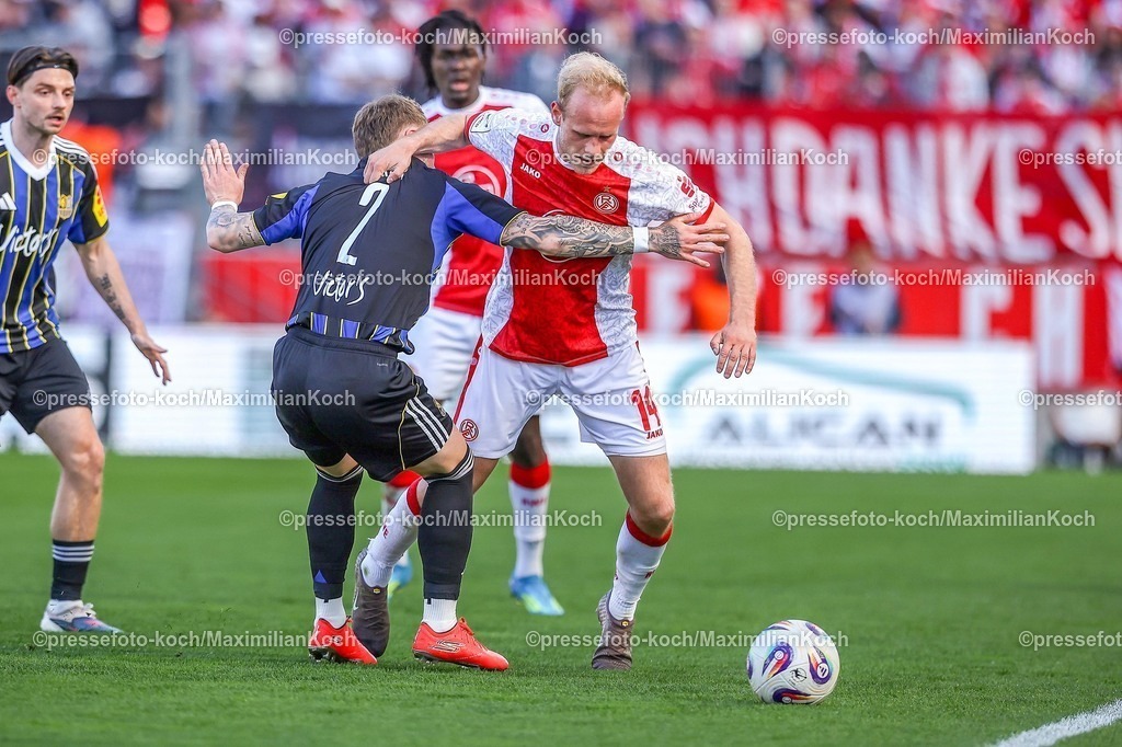 xKWIx26042601017 | 2026.04.26, xkwix, Fußball, 3.Liga, Rot-Weiss Essen - 1. FC Saarbrücken, Stadion an der Hafenstraße, 35.Spieltag, Saison 2025 / 2026: Philip Noah Fahrner (1. FC Saarbrücken #2) im Zweikampf gegen Lucas Brumme (Rot-Weiss Essen #14) DFB regulations prohibit any use of photographs as image sequences and or quasi-video. Photo: xKamilxWilkowskixPressefotoKochx