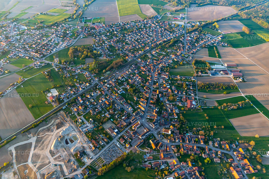 Vue aérienne: Champs agricoles et terres arables à Sessenheim dans le département Bas Rhin, France. Photo: IMG_126530.jpg prise le 25/04/2021 par Werner Riehm/FLY-FOTO.eu – Résolution de l'original: 5472 x 3648 px