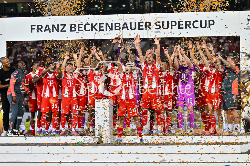 VfB Stuttgart - FC Bayern München | Franz Beckenbauer Supercup Sieger 2025 - FC Bayern München / Siegerfoto / Jubelfoto / Mannschaftsbild / Mannschaftsfoto / Franz-Beckenbauer Supercup: VfB Stuttgart - FC Bayern München; MHP Arena am 16.08.2025 / Luis DIAZ (FC Bayern München 14)