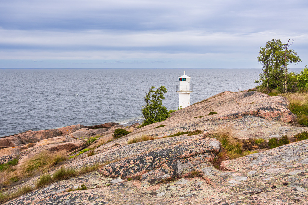 Ostseeküste mit Felsen und Leuchtturm auf der Insel Blå Jungfrun in Schweden | Ostseeküste mit Felsen und Leuchtturm auf der Insel Blå Jungfrun in Schweden.