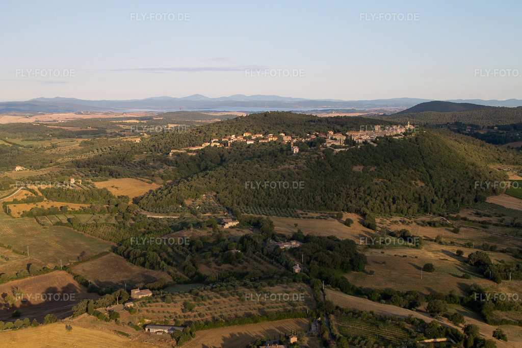 Luftbild: Ortsansicht in Montefollonico im Bundesland Toscana in Italien. Foto: IMG_43361.jpg vom 25.07.2011 durch Werner Riehm/FLY-FOTO.de