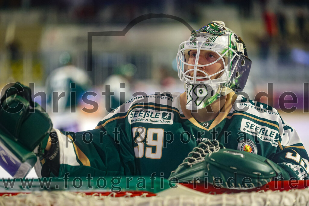 2025-11-25_030_TSV_Erding_gegen_EHF_Passau_Black_Hawks | Erding, Deutschland, 25.11.2025:Eishockey, Oberliga Süd 2025 / 2026, 20. Spieltag, TSV Erding gegen EHF Passau Black Hawks, Endergebnis: 2:3 n.V.Torwart Leon Meder (Erding Gladiators, #39)Foto: Christian Riedel / fotografie-riedel.net