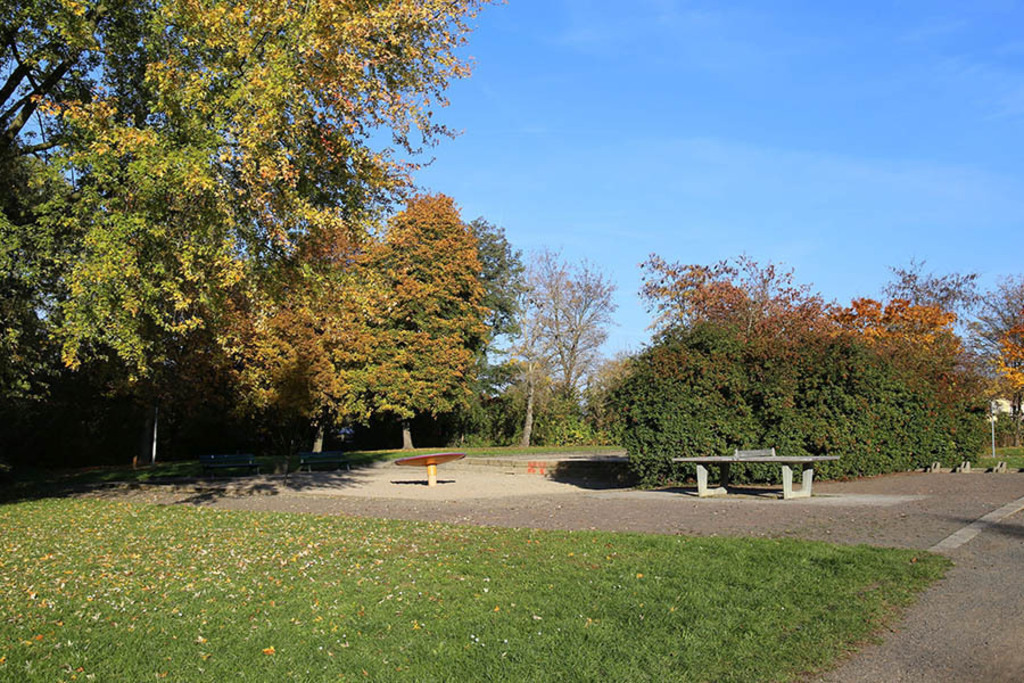 Foto: Leipzig - Etzoldsche Sandgrube - Park und Gedenkort | Das Team hinter BILDLEXIKON LEIPZIG bündelt historische wie aktuelle Informationen über die Stadt Leipzig in Text und Bild auf einer Plattform und stellt diese der interessierten Öffentlichkeit zur Verfügung.