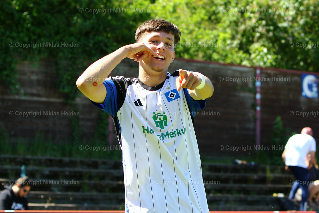 NH_HamburgerSVU19_FCStPauliU19_U19Bundesliga_11052024 | #11 Otto Emerson Stange (Hamburger SV U19) bejubelt seinen Treffer zum 3:0.

Fußball I Junioren I A-Junioren Bundesliga Nord/Nordost I Saison 2023-2024 I 26. Spieltag I Hamburger SV U19 - FC St. Pauli U19 I 11.05.2024 I Sportpark Eimsbüttel
