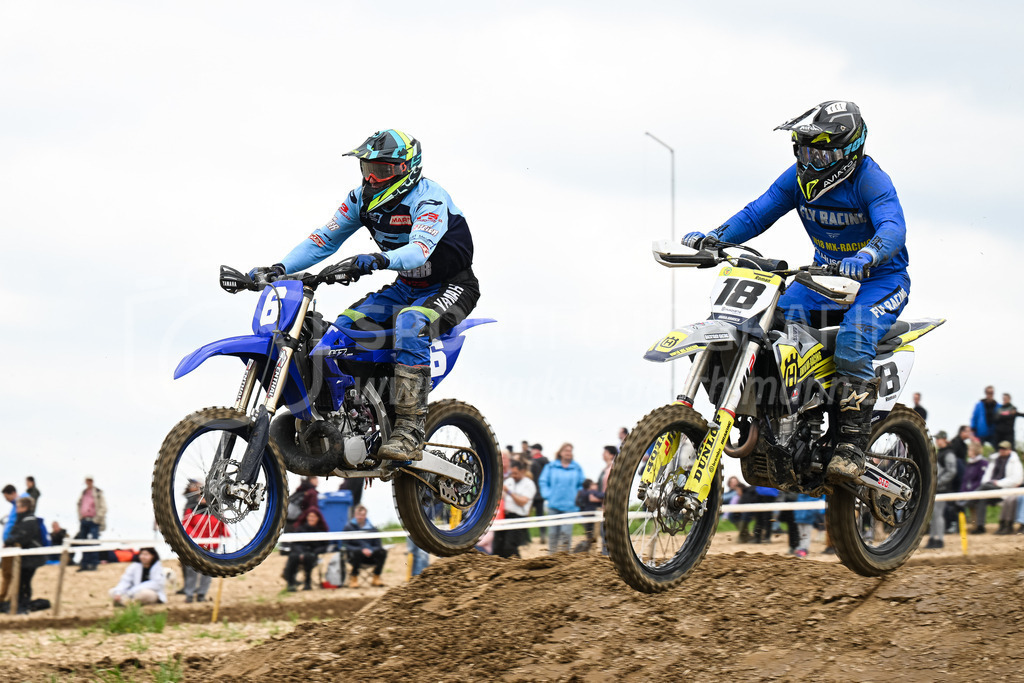 Motocross Schlatt bei Winterthur - 30. April 2023 | #6 Meier Hansjuerg aus Jenaz (CH) auf Jamaha YZ und #18 Weber Roman aus Ossingen (CH) auf Husqvarna FC 350 in der Kategorie Senioren am Motocross Schlatt bei Winterthur, 30. April 2023. 
Instagram: @mx_schlatt | @mc_wila | @sam_schweiz
Bild: Sportfotografie Markus Aeschimann | www.markus-aeschimann.ch - Realisiert mit Pictrs.com