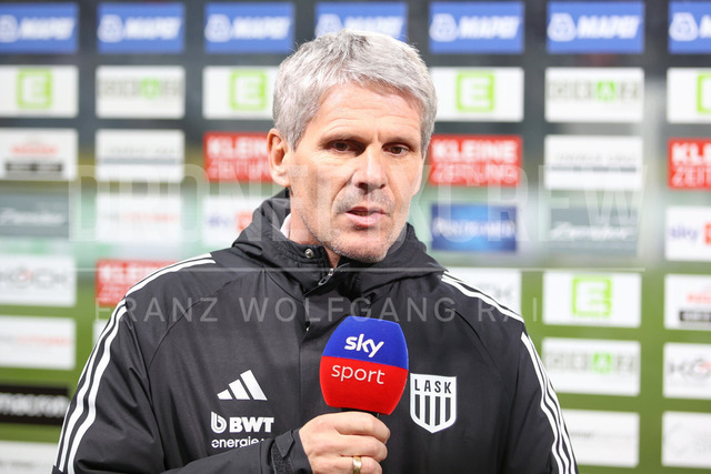 Austrian Bundesliga: Grazer AK 1902 vs LASK | GRAZ, AUSTRIA, 13.DEC.25 - SOCCER - ADMIRAL Bundesliga, Grazer AK 1902 vs LASK. The image shows headcoach Dietmar Kühbauer (Lask).