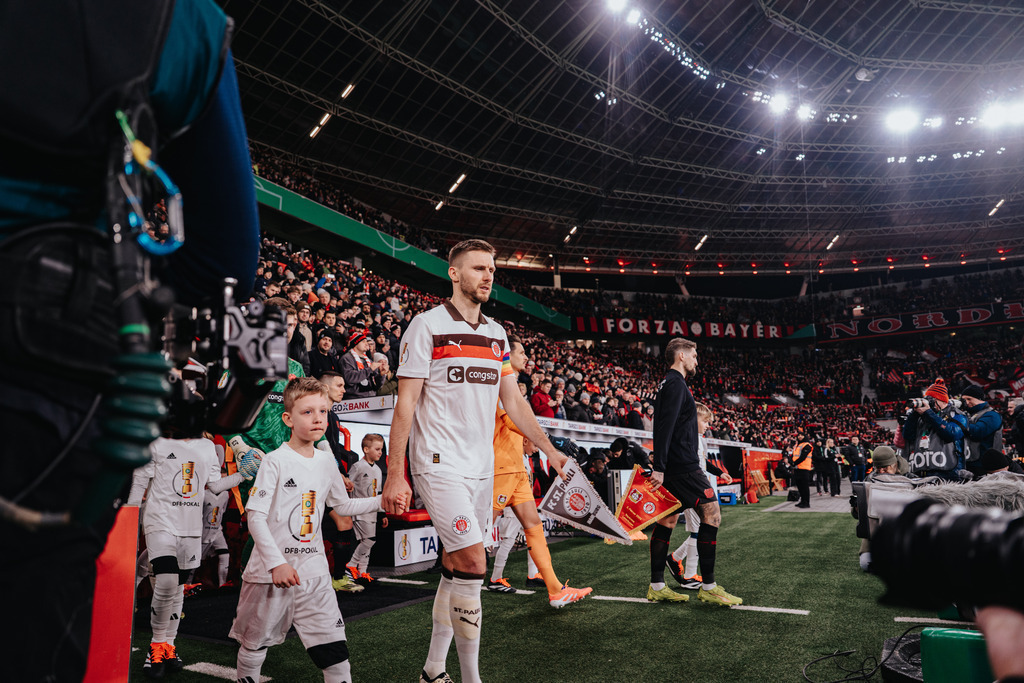 HEV06869 | Der offizielle Shop für FC St. Pauli Fotos. Wähle aus Spielszenen & Fanmomenten dein FCSP Wunschformat. Wir liefern Millerntor-Atmosphäre.