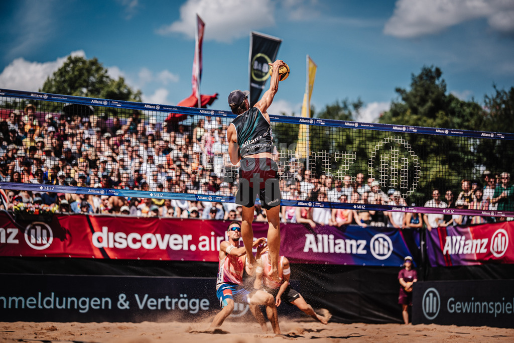 Beachvolleyball | Männer | Allianz German Beach Tour 2025 | Tourstop München | 12.07.2025 | Paul Henning beim Angriff