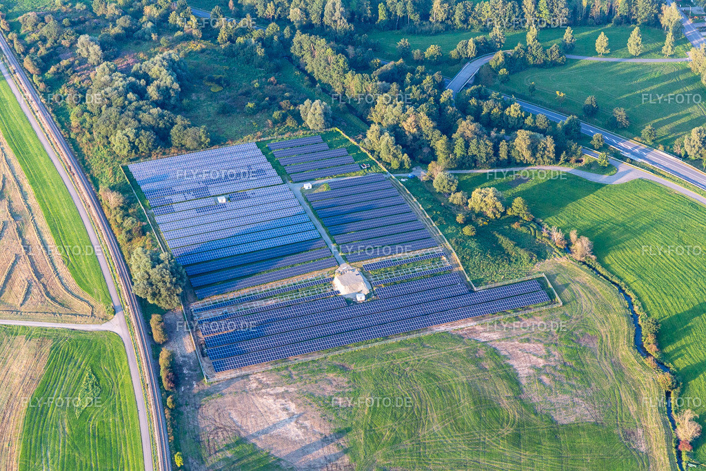 Paneel- Reihen eines Solarkraftwerkes und Photovoltaik- Anlage auf einem Feld | Luftbild: Paneel- Reihen eines Solarkraftwerkes und Photovoltaik- Anlage auf einem Feld in Ertingen im Bundesland Baden-Württemberg in Deutschland. Foto: IMG_129018.jpg vom 03.09.2021 durch ©2025 Werner Riehm fly-foto.de/copyright - Realisiert mit Pictrs.com
